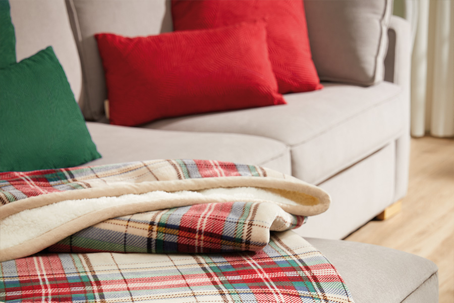 Combinación de estampados entre mante, cojines  y sofá