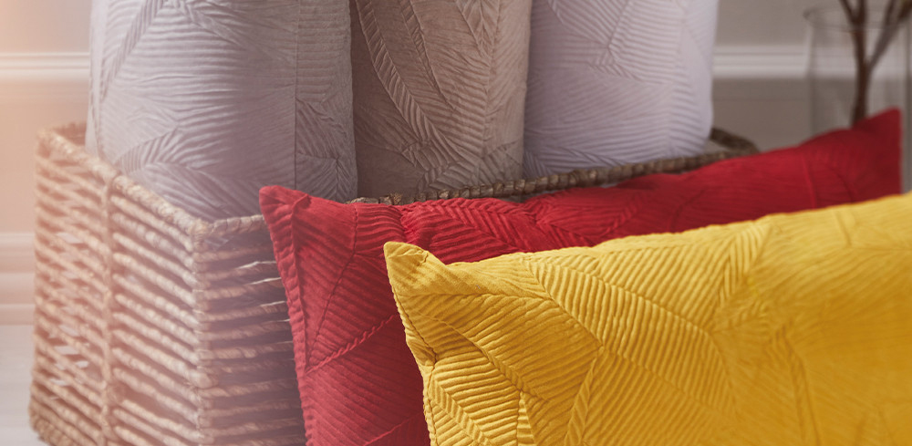 Cojines decoractivos con textura sencilla