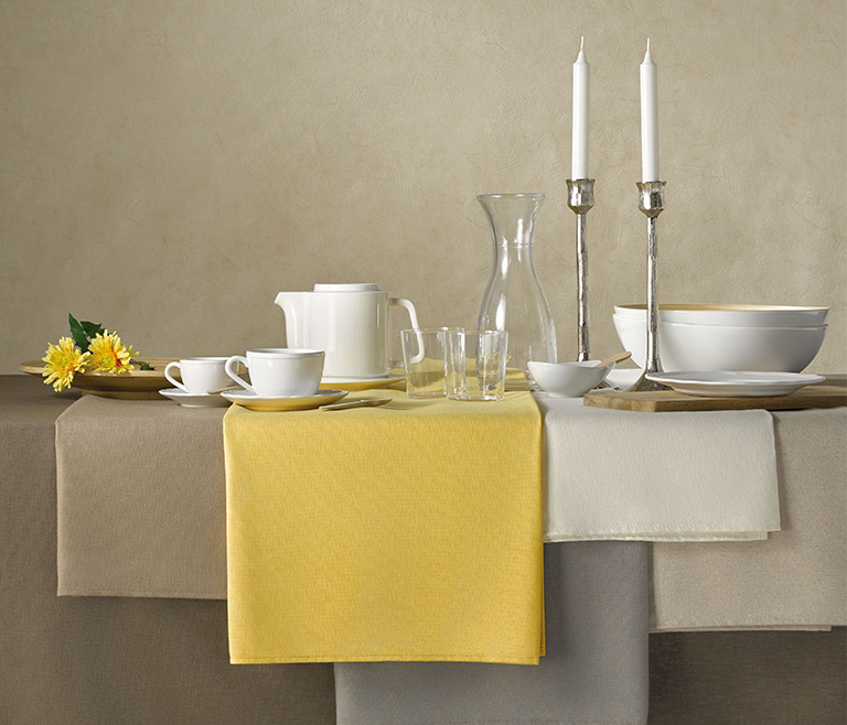 6 manteles de lino antimanchas para decorar tu mesa en Primavera