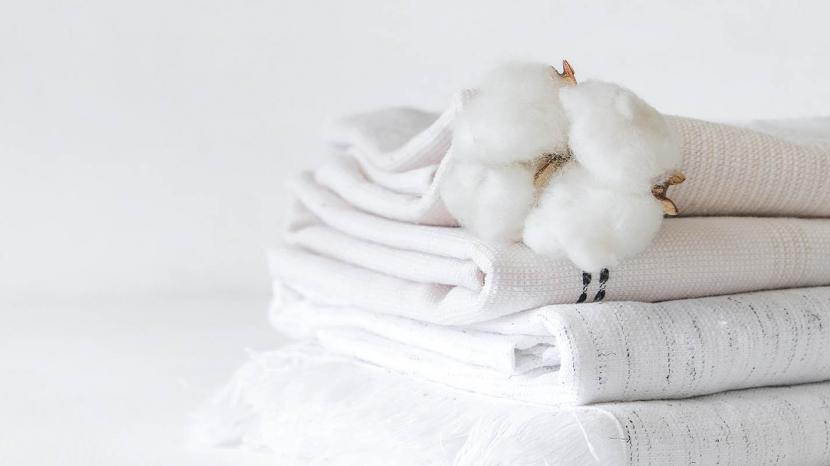 Telas Naturales vs. Sintéticas: ¿Cuál es la Mejor Opción para tus Textiles del Hogar?