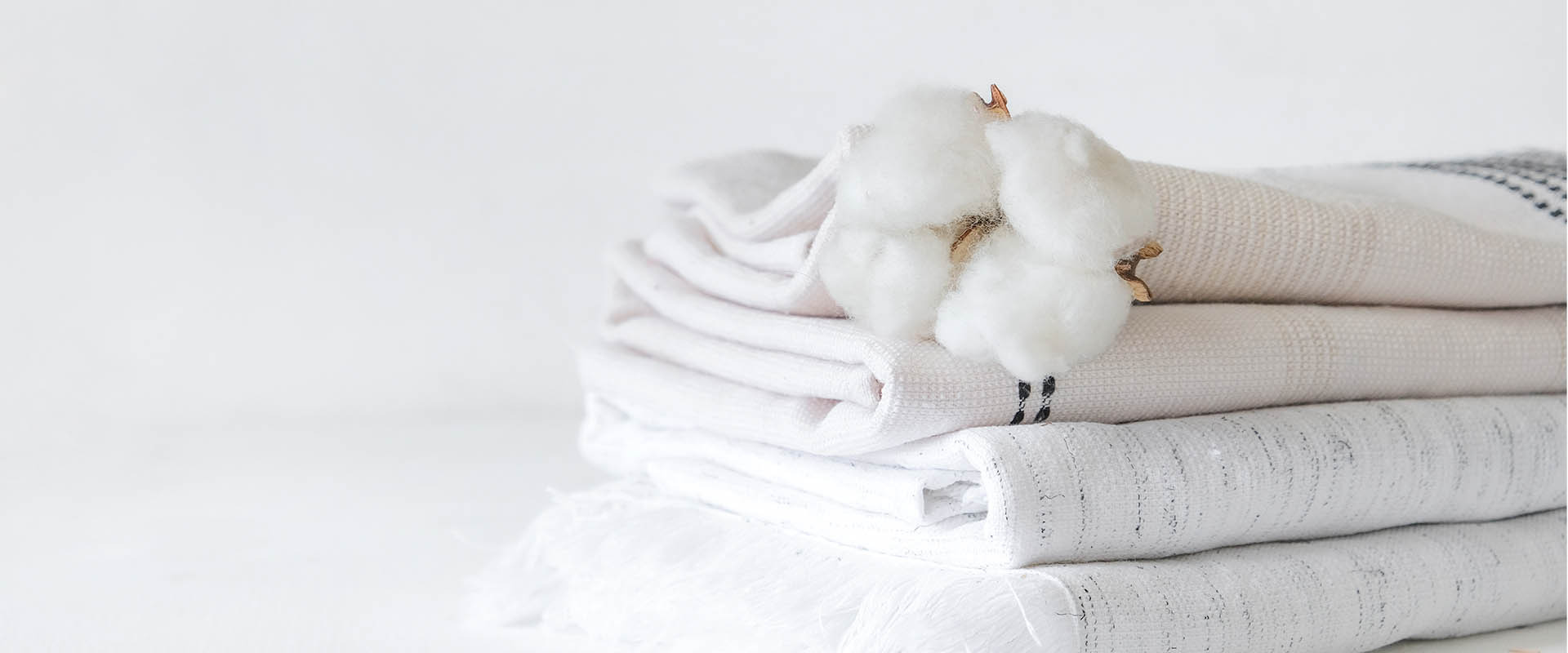 Telas Naturales vs. Sintéticas: ¿Cuál es la Mejor Opción para tus Textiles del Hogar?
